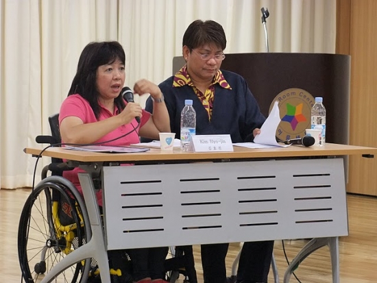 <p>
	Saowalak Thongkuay (left) of DPI/AP in Thailand and Josephine De Vera (right) of KAMPI in the Philippines, facilitating during the meeting.</p>
