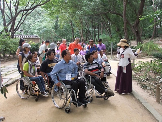 <p>
	A Korean tour guide revealing the history of the shrine to the participants while walking and exploring every inch of the place.</p>
