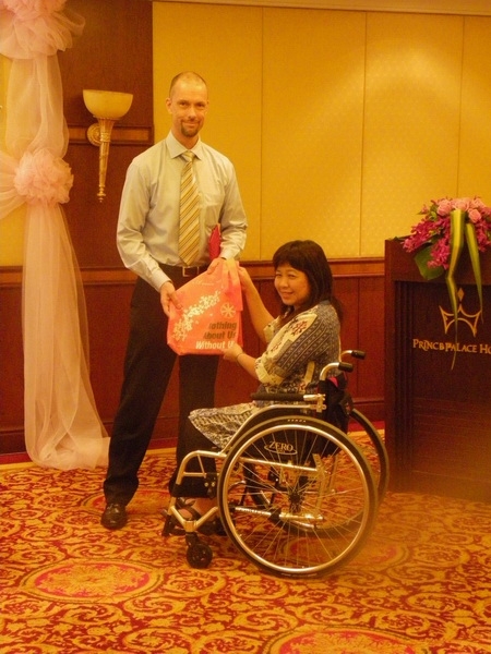 Mr. Patrik Andersson smiles while being handed a token of gratitude by Ms. Saowalak Thongkuay.