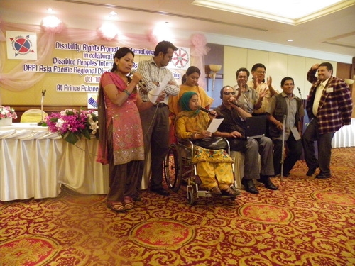 Channtey of Cambodia (left), Krongkaew of Thailand, Lauro and Rannil of the Philippines and Lapkeo of Lao (last-right) stand together and sing. 