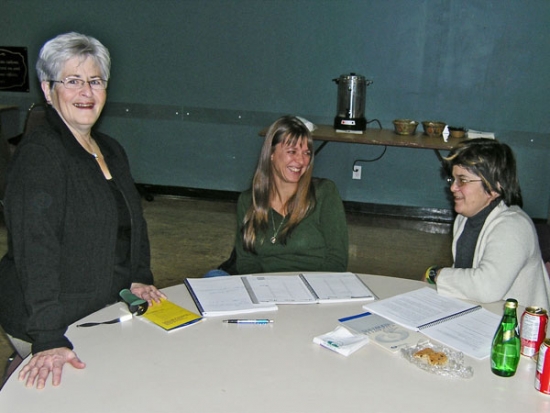 Ginette Nadeau, Nathalie Nadeau and Catherine Fortier all smile while gathered around a table.