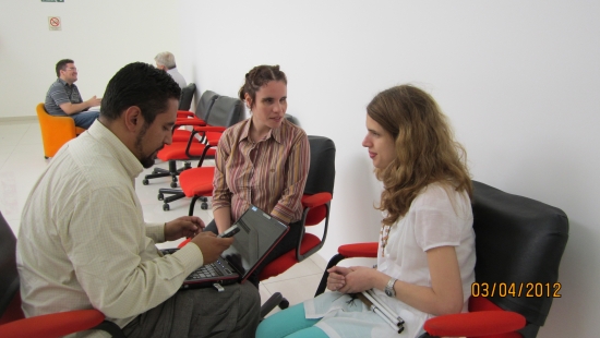 <p>
	Salam Gomez, Andrea Gracia and Ver&oacute;nica Gonz&aacute;lez during interview practice. All three participants are seated, facing one another.</p>
