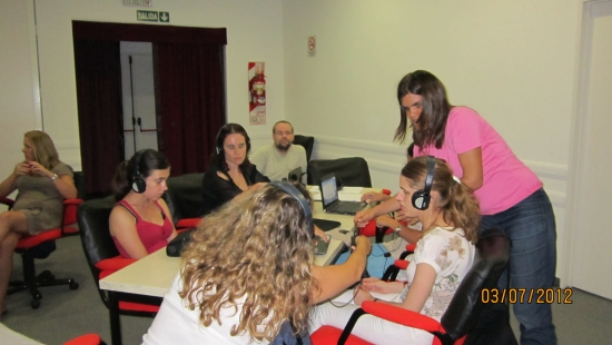 <p>
	Marcela Omedo helping out Carolina Buceta with headphones during the training. Sitting with them in the group table are Camila Albin, Ver&oacute;nica Gonz&aacute;lez, Germ&aacute;n Sciurano and Andrea Gracia.</p>
