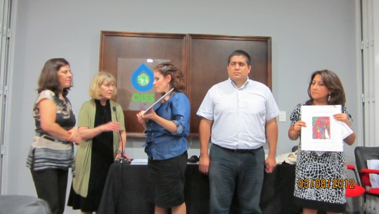 <p>
	Paula Pinto, Marcia Rioux, Ver&oacute;nica Gonz&aacute;lez, Jose Viera and Ana Lucia Arellano during closing ceremony. Marcia is talking to Ver&oacute;nica and Ana Lucia is showing the aboriginal painting she receive on behalf of RIADIS.</p>

