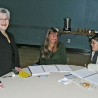 Ginette Nadeau, Nathalie Nadeau and Catherine Fortier all smile while gathered around a table.