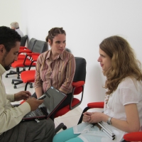 <p>
	Salam Gomez, Andrea Gracia and Ver&oacute;nica Gonz&aacute;lez during interview practice. All three participants are seated, facing one another.</p>
