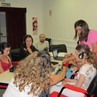 <p>
	Marcela Omedo helping out Carolina Buceta with headphones during the training. Sitting with them in the group table are Camila Albin, Ver&oacute;nica Gonz&aacute;lez, Germ&aacute;n Sciurano and Andrea Gracia.</p>
