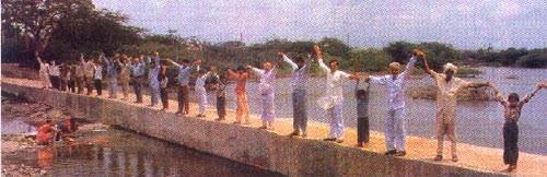 En Asie du Sud (Inde), un groupe de personnes forme une chaîne en se tenant par la main, bras levés vers le ciel.